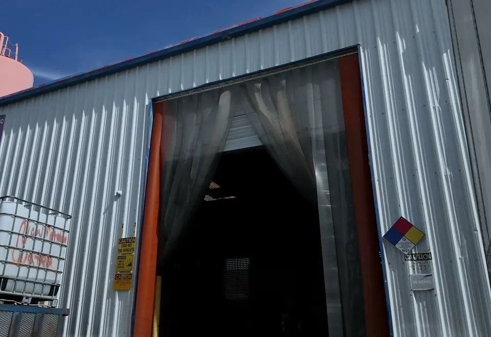 Andén de la bodega de PLM con tráiler cargando