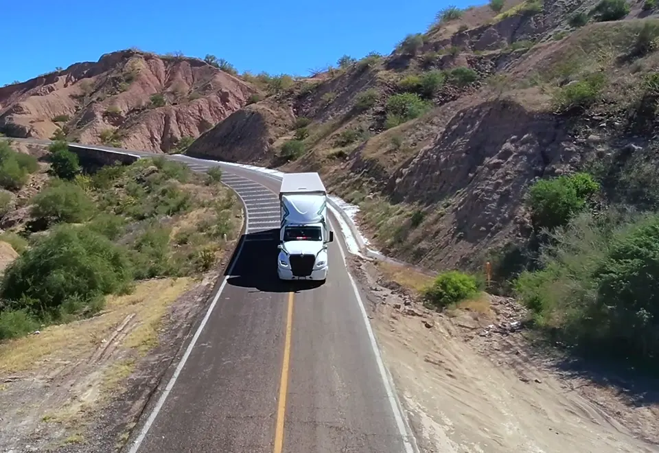 Tráiler de PLM en ruta hacia la frontera